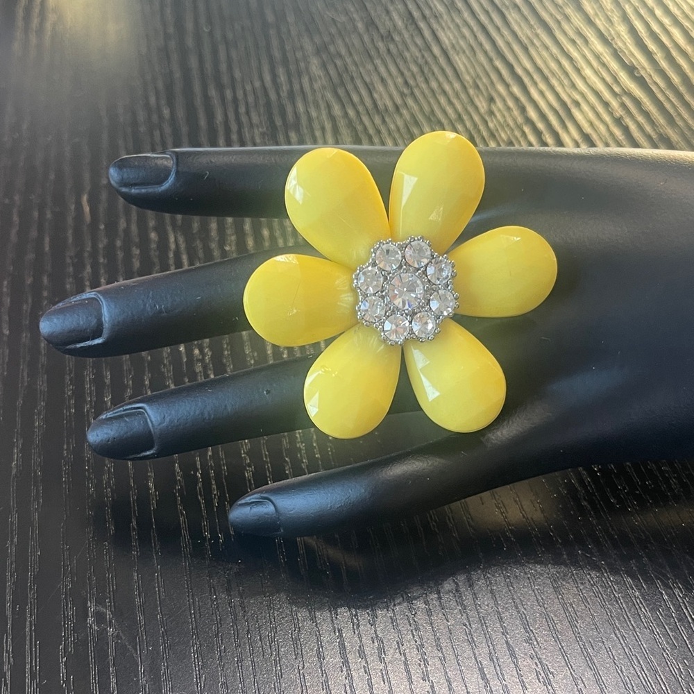 Yellow Flower Crystal Stretch Ring

0432